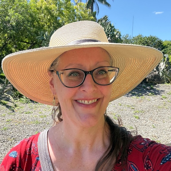 Meet your Posher, Kimberly - Picture 2 of 2